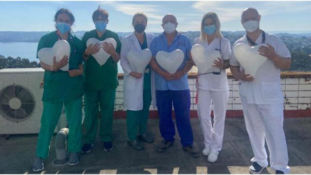 Participantes en el acto de homenaje a pacientes y fallecidos por covid-19.