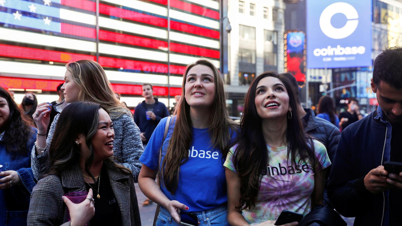 Empleados de Coinbase celebran su debut como cotizada en el Nasdaq.