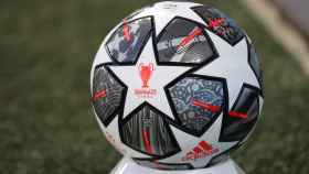 El balón de la Champions League en el estadio de Anfield, en un reciente partido de Champions League
