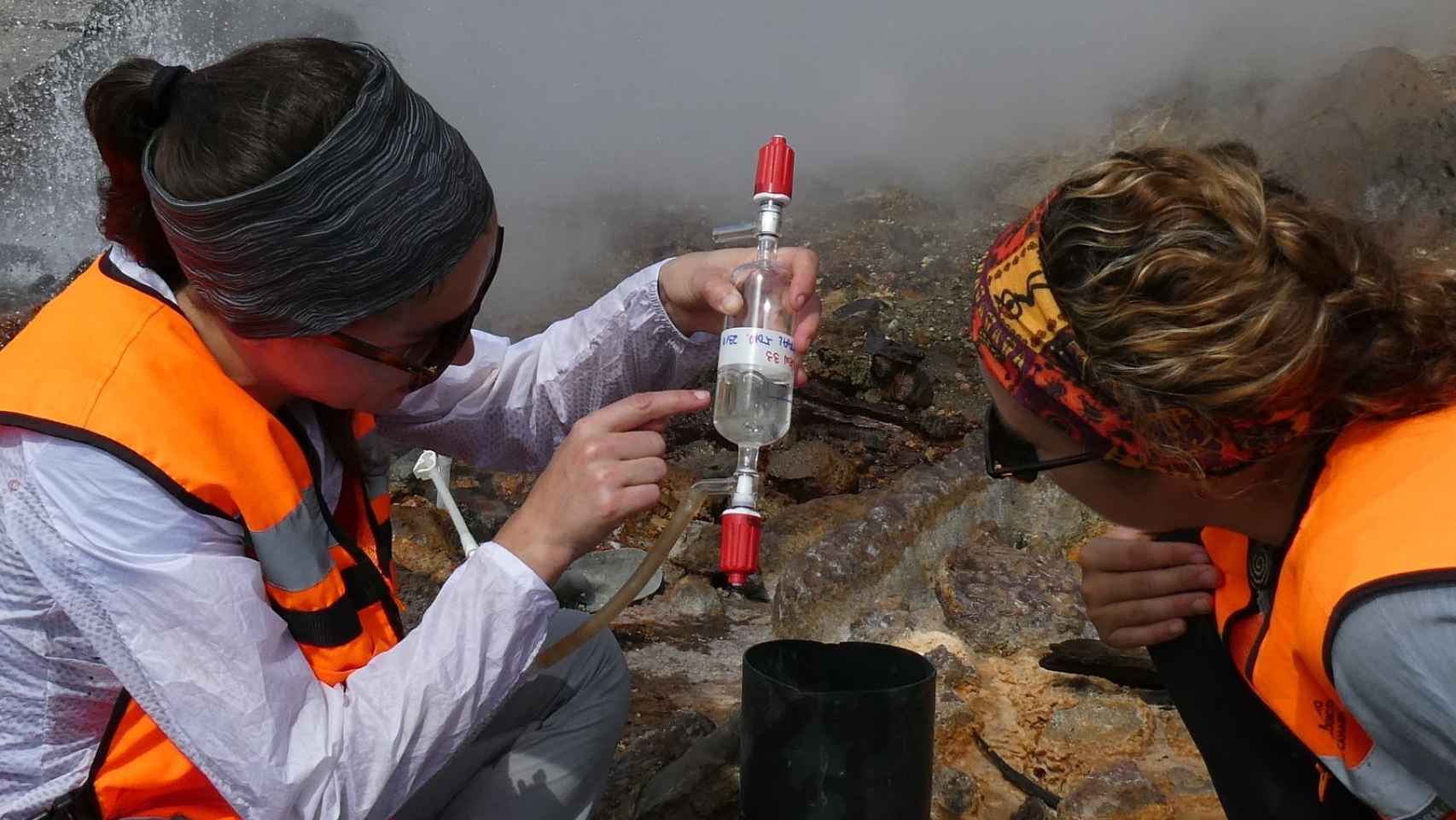 Científicos de INVOLCAN en el interior del cráter del volcán Taal