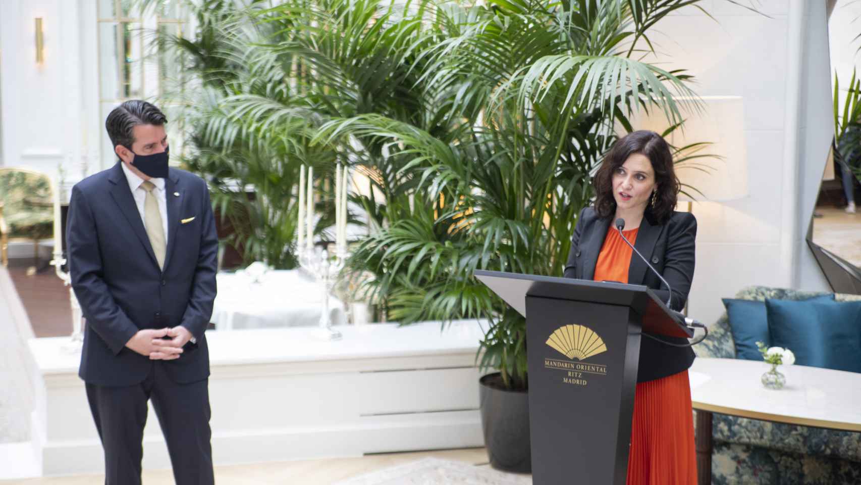Greg Liddell, General Manager de Mandarin Oriental Ritz de Madrid y la presidenta de la Comunidad de Madrid, Isabel Díaz Ayuso.
