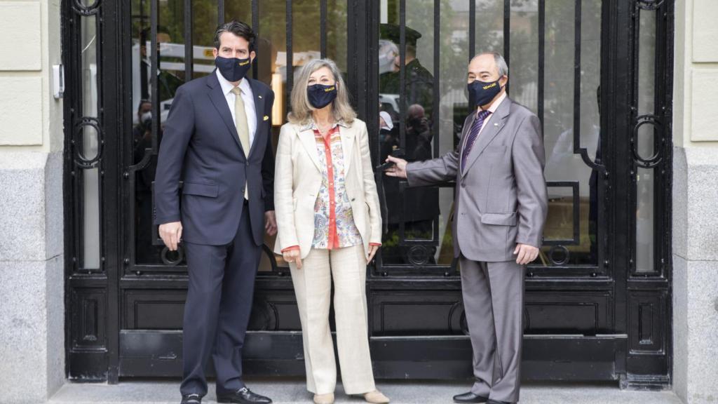 Greg Liddell, General Manager de Mandarin Oriental Ritz Madrid junto a dos trabajadores.