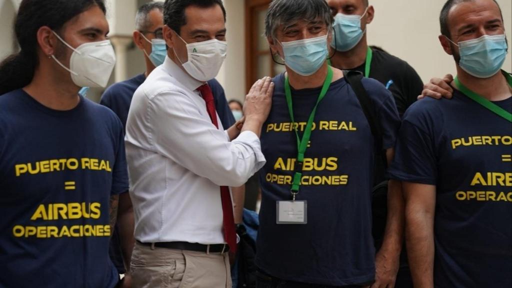 El presidente de la Junta de Andalucía, Juanma Moreno, con trabajadores de Airbus.