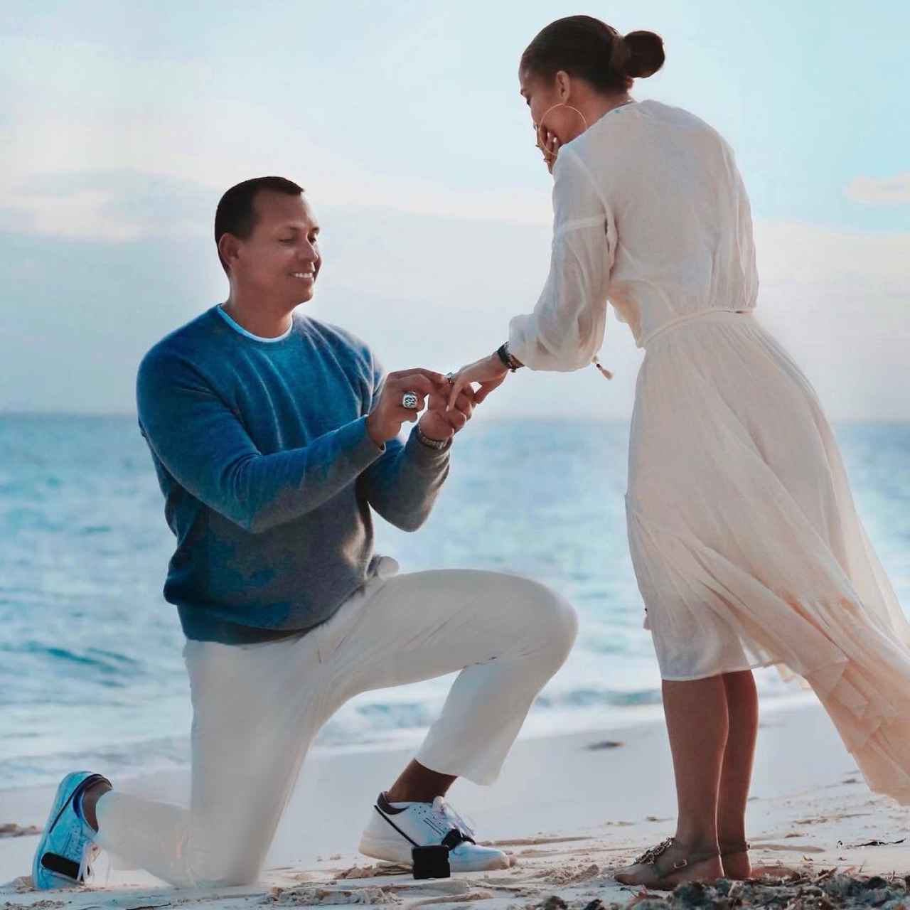 JLo y Alex Rodríguez en una imagen de su pedida de matrimonio.