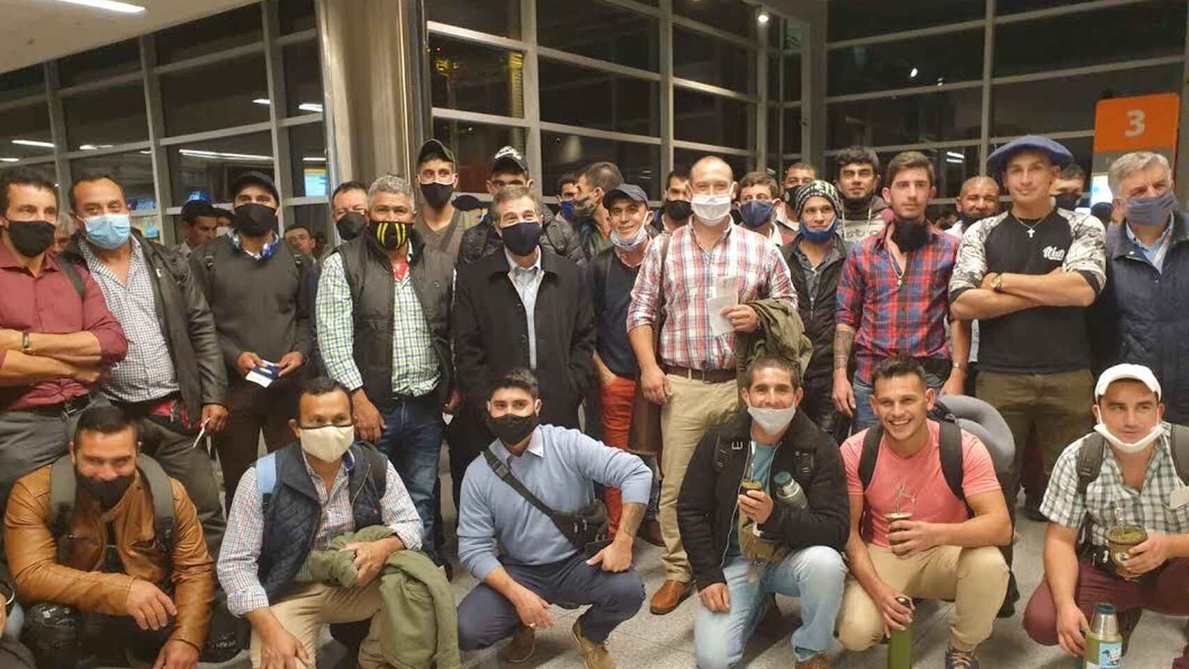 Los esquiladores uruguayos en el aeropuerto de Carrasco en mayo del año pasado.