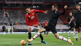 Víctor Díaz despejando un balón contra el Manchester United