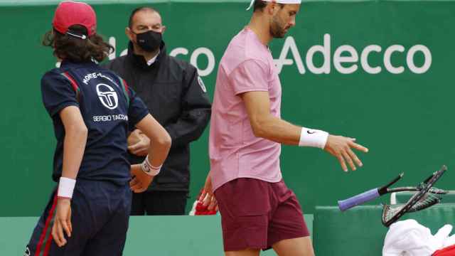 Grigor Dimitrov rompe la raqueta en su partido ante Rafa Nadal en el Masters 1000 de Montecarlo