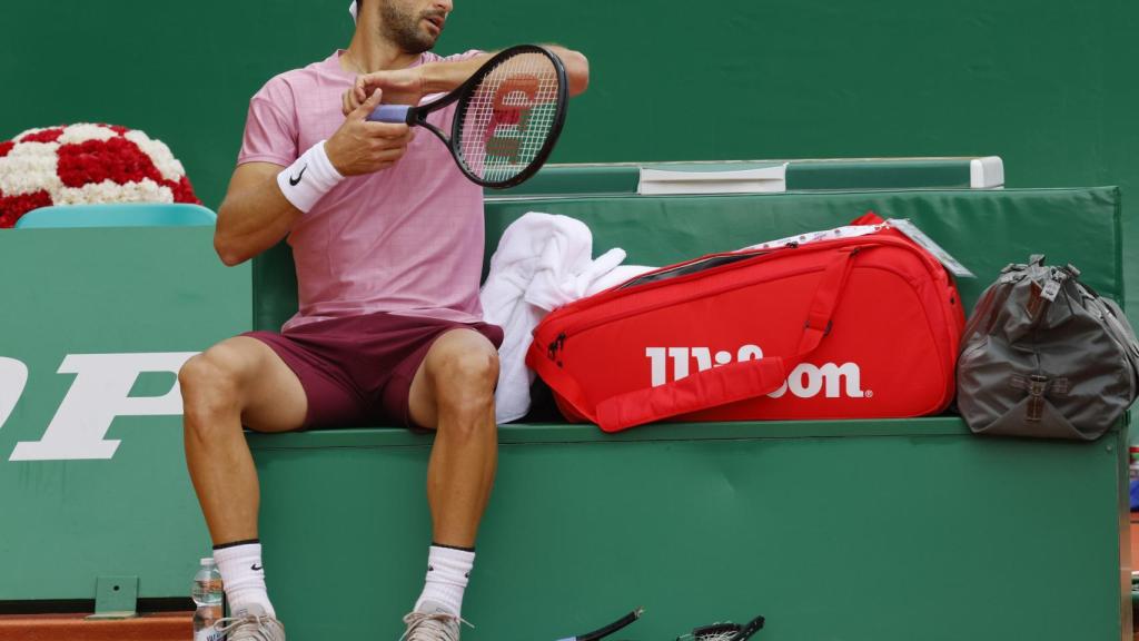 Grigor Dimitrov rompe la raqueta en su partido ante Rafa Nadal en el Masters 1000 de Montecarlo
