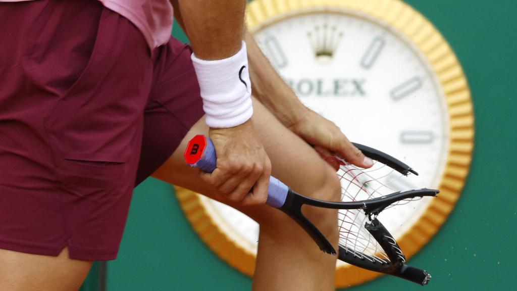 Grigor Dimitrov rompe la raqueta en su partido ante Rafa Nadal en el Masters 1000 de Montecarlo