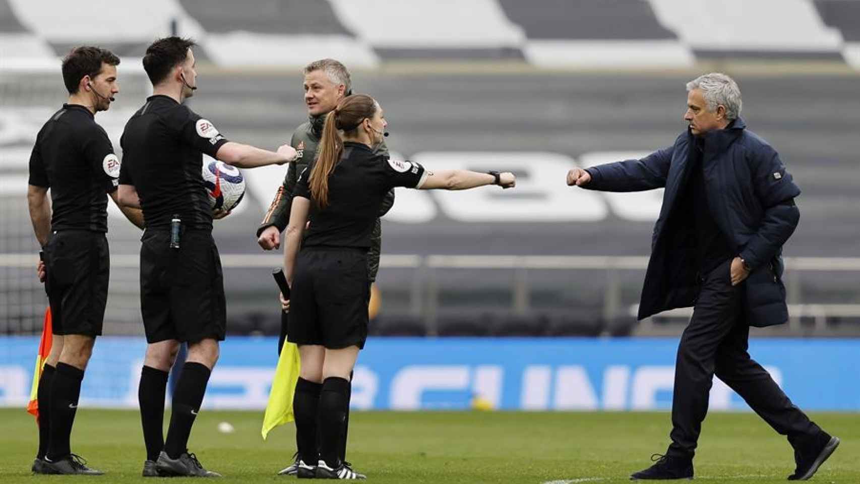 Mourinho y Solskjaer saludan al trío arbitral tras el Tottenham-United