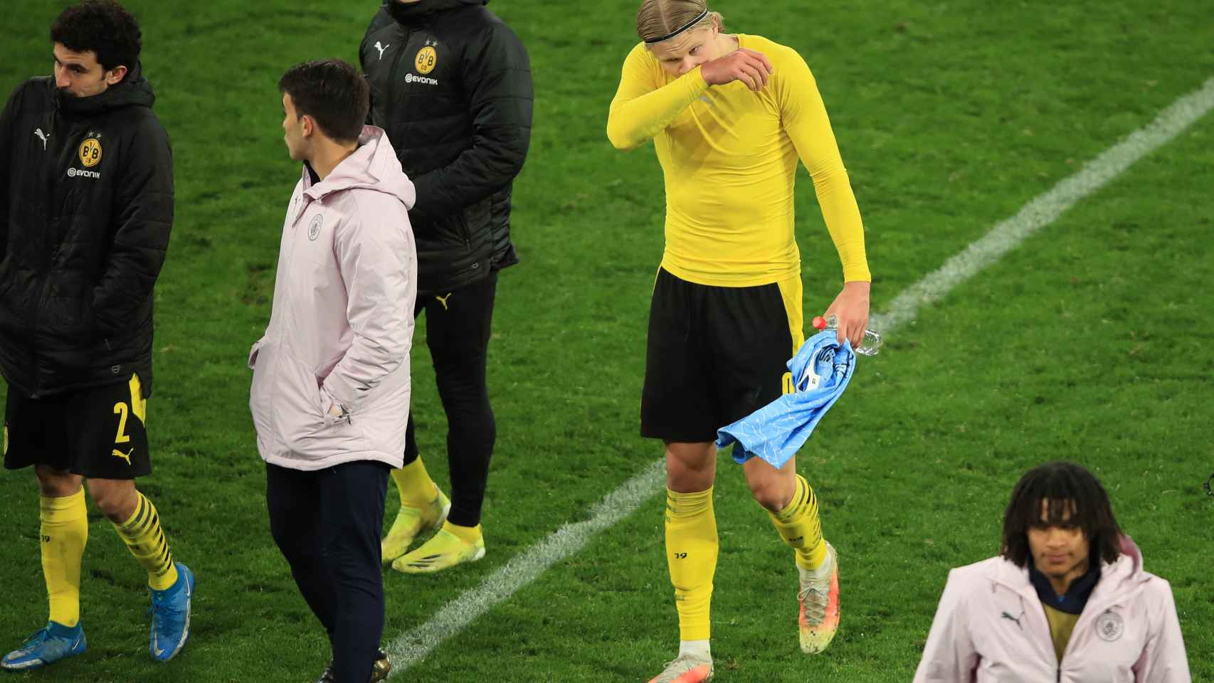 Haaland se retira del césped tras la derrota del Dortmund en Champions