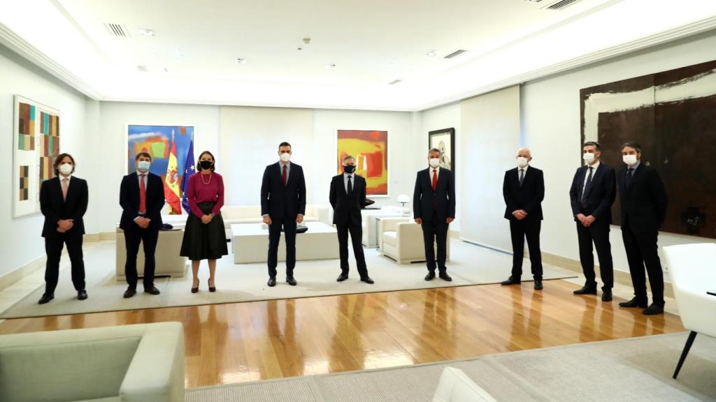 Foto de familia de la reunión entre Pedro Sánchez y Ford. EE