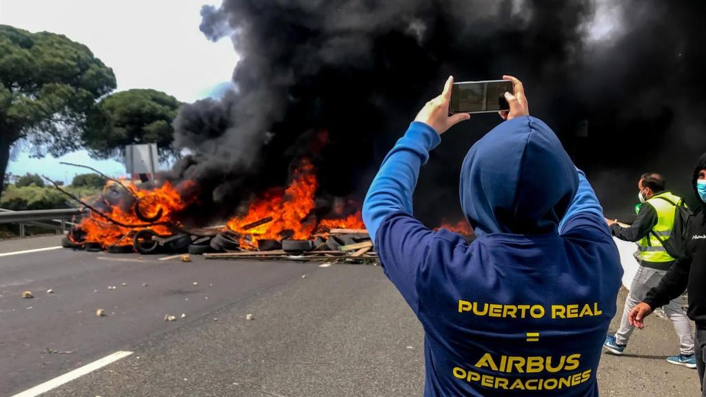 Un trabajador en una protesta por el cierre de la planta de Airbus en Puerto Real.