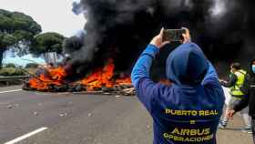 Un trabajador en una protesta por el cierre de la planta de Airbus en Puerto Real.