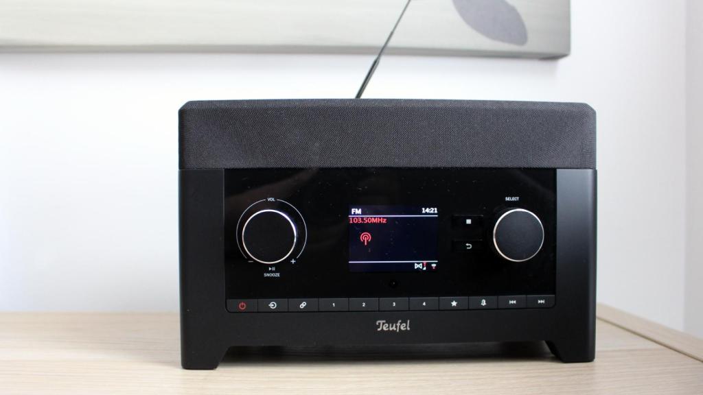 La RADIO 3SIXTY de Teufel con una emisora de radio puesta.