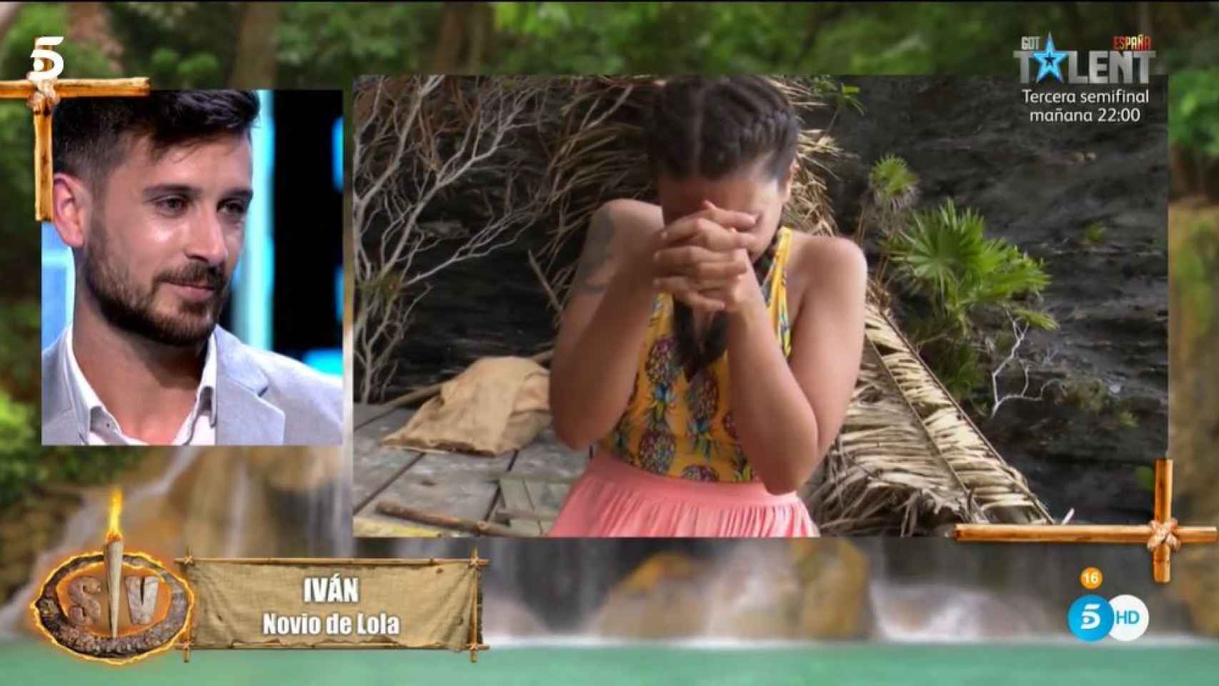 Lola llorando ante el mensaje de su pareja, tras hundirse al llegar a Playa Destierro.