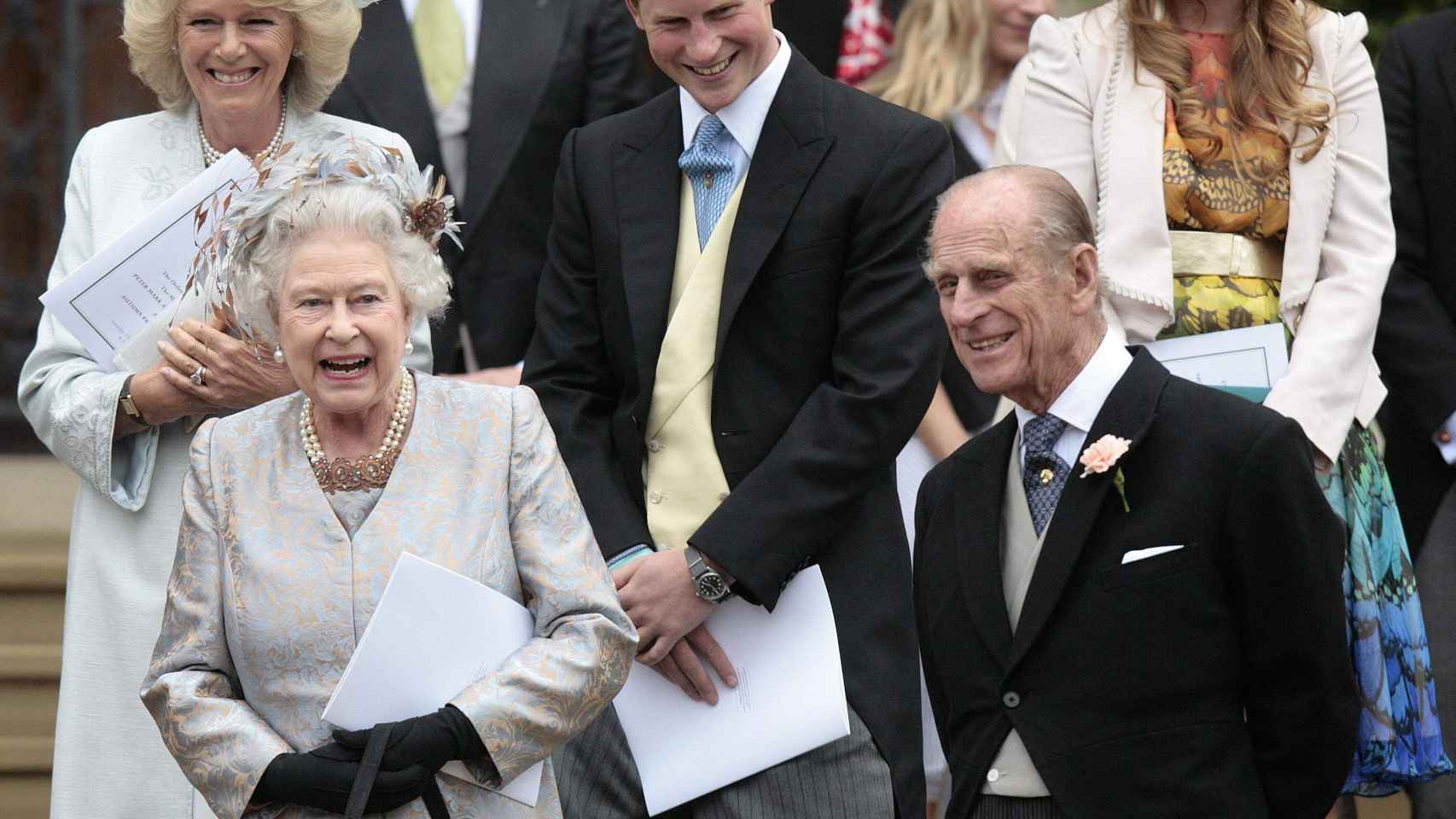 La reina Isabel y su marido en una imagen junto a Camila, Harry, Beatriz de York y Peter Phillips, todos invitados al funeral.