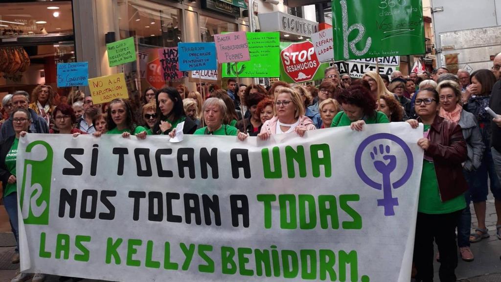 Manifestación de las kellys por el centro de Benidorm.