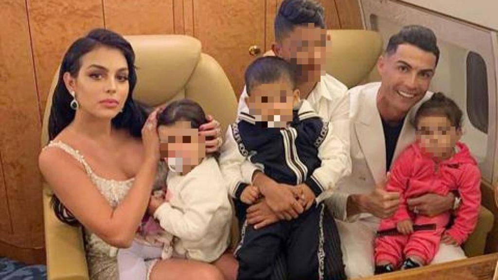 Cristiano y Georgina junto a sus cuatro hijos.