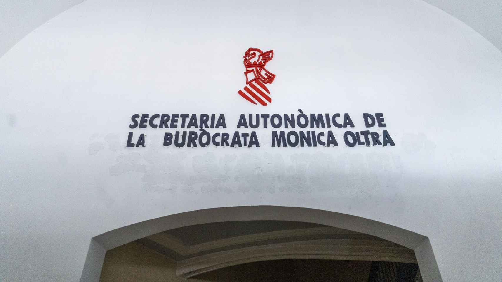 Redecoración del rótulo del edificio de Mónica Oltra 'okupado' por el Frente Obrero.