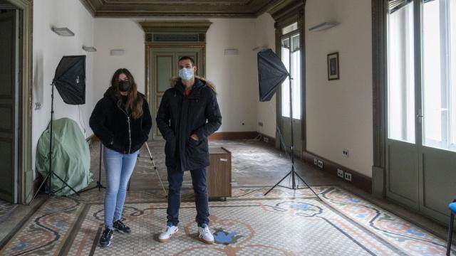 Silvia y Fermín, integrantes del Frente Obrero, en la sala noble del edificio 'okupado' a Mónica Oltra.