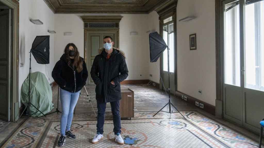 Silvia y Fermín, integrantes del Frente Obrero, en la sala noble del edificio 'okupado' a Mónica Oltra.