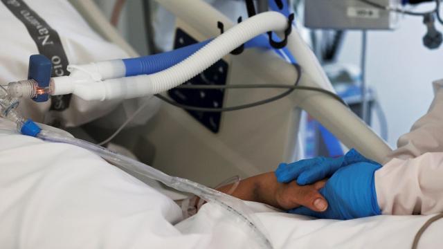 Una enfermera de la UCI del Complejo Hospitalario de Navarra atiende a un paciente ingresado en la Unidad de Cuidados Intensivos. EFE / Jesús Diges.