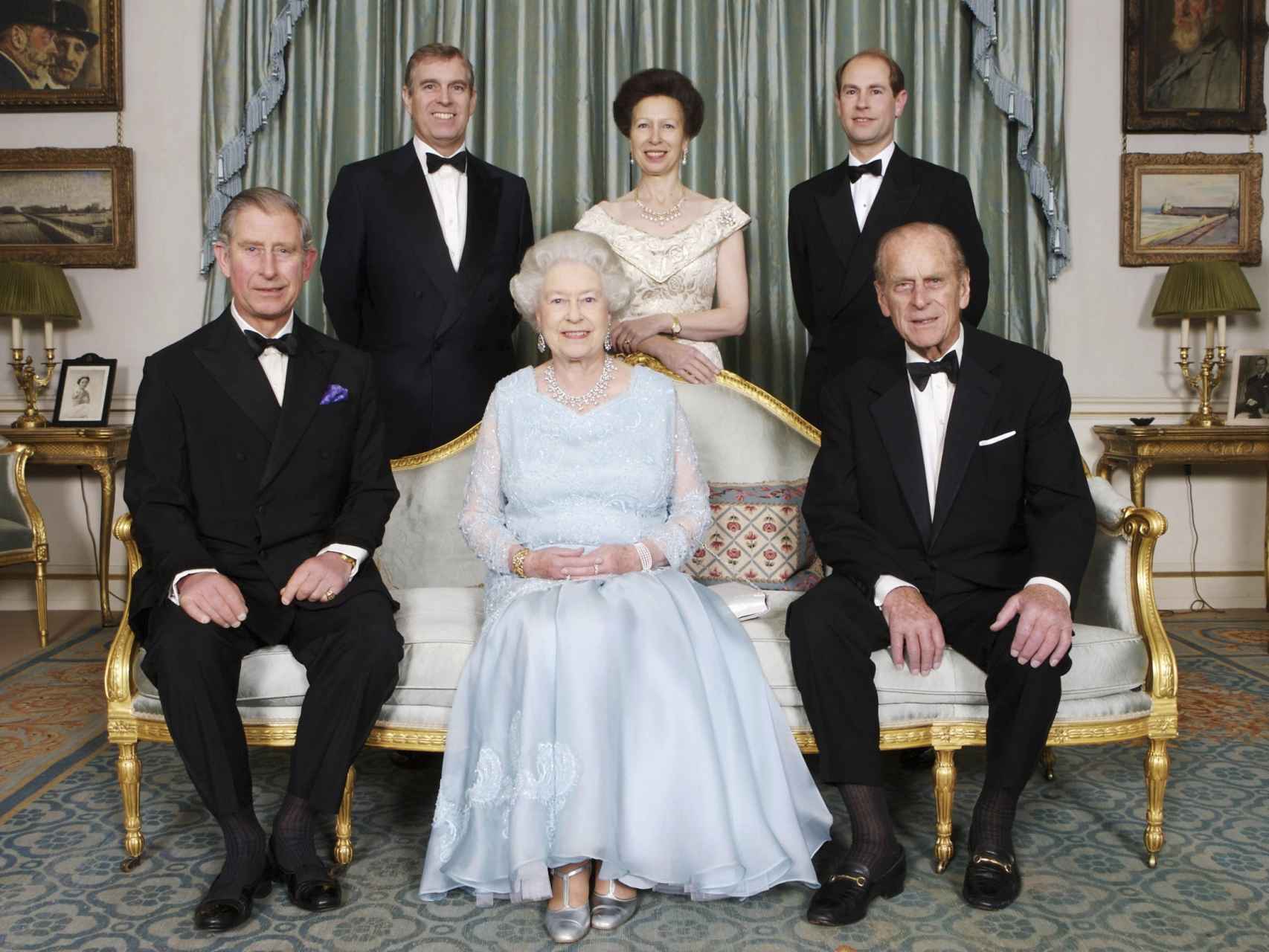 El duque de Edimburgo y la reina Isabel junto a sus cuatro hijos.
