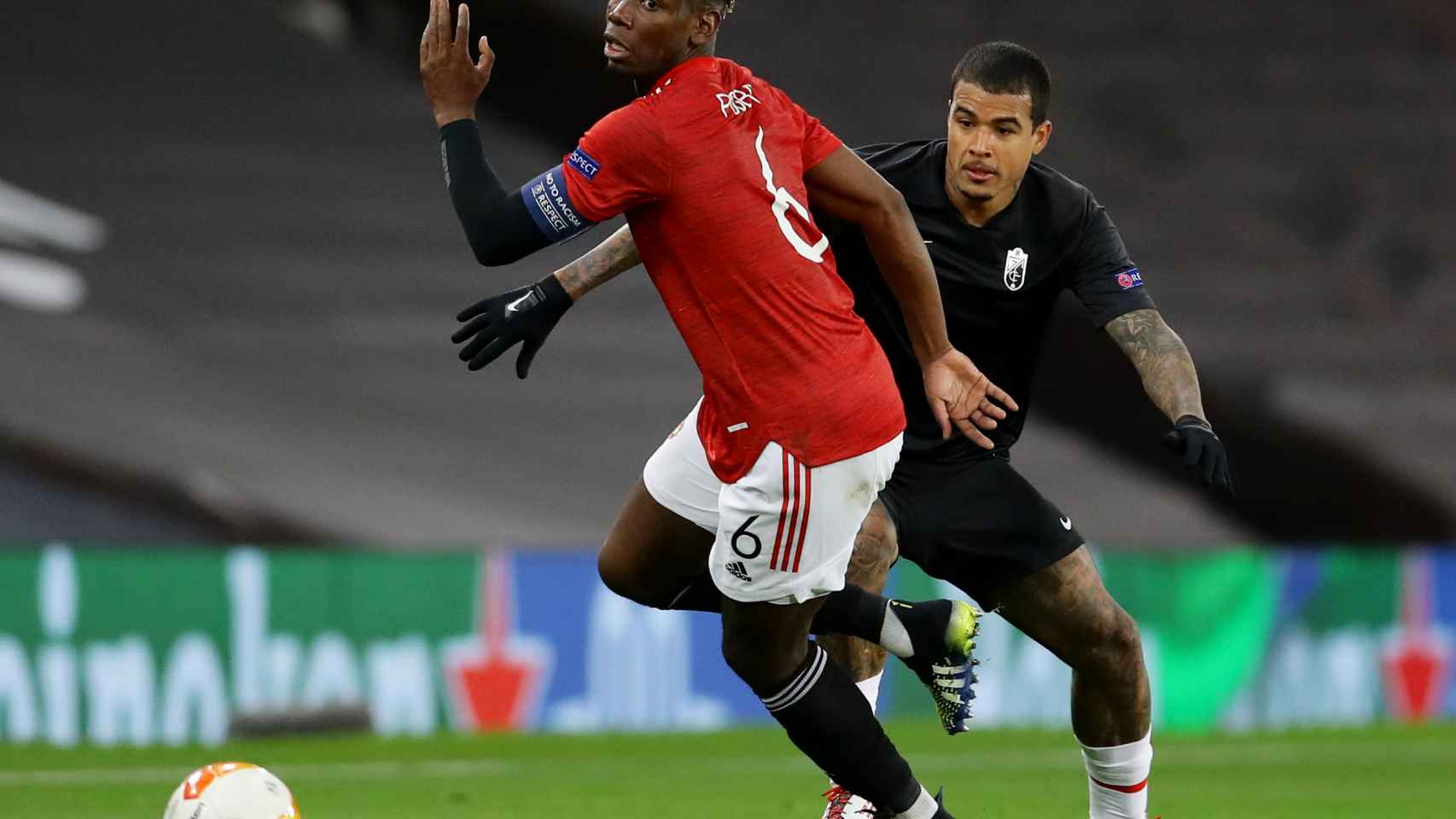 Pogba conduce un balón en un partido con el Manchester United