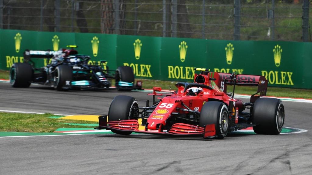 Carlos Sainz rueda por delante de Bottas en Imola