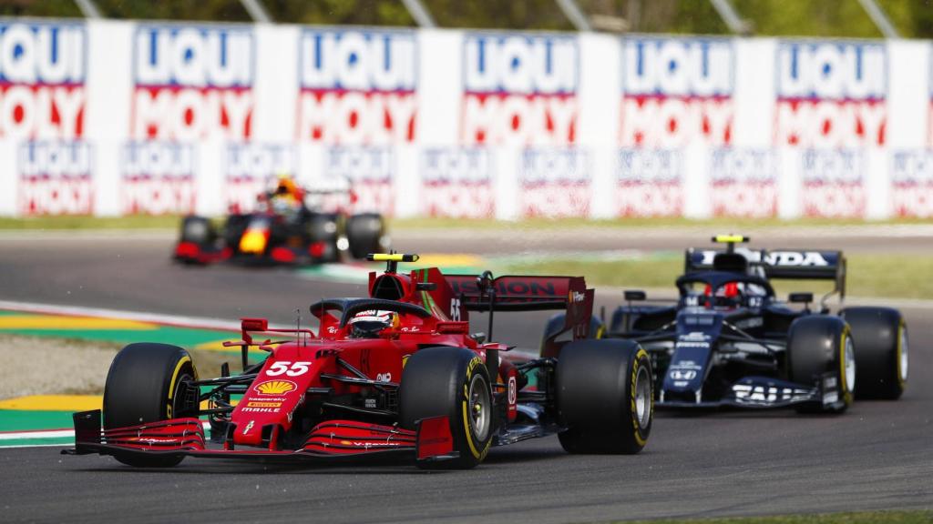 Carlos Sainz seguido de un Alpha Tauri en Imola