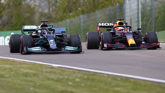 Verstappen y Hamilton pelean por la posición en Imola