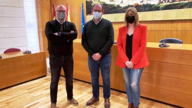 Carmen Picazo con el alcalde de Almansa, Javier Sánchez Roselló., y el concejal de Cs, Alfredo Calatayud