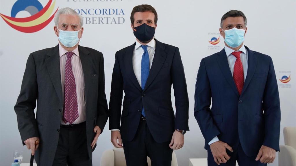 Pablo Casado junto a Mario Vargas Llosa y Leopoldo López.