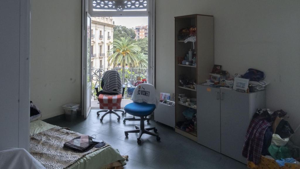 Habitación del albergue 'okupa' con vistas al Tribunal Superior de Justicia valenciano.