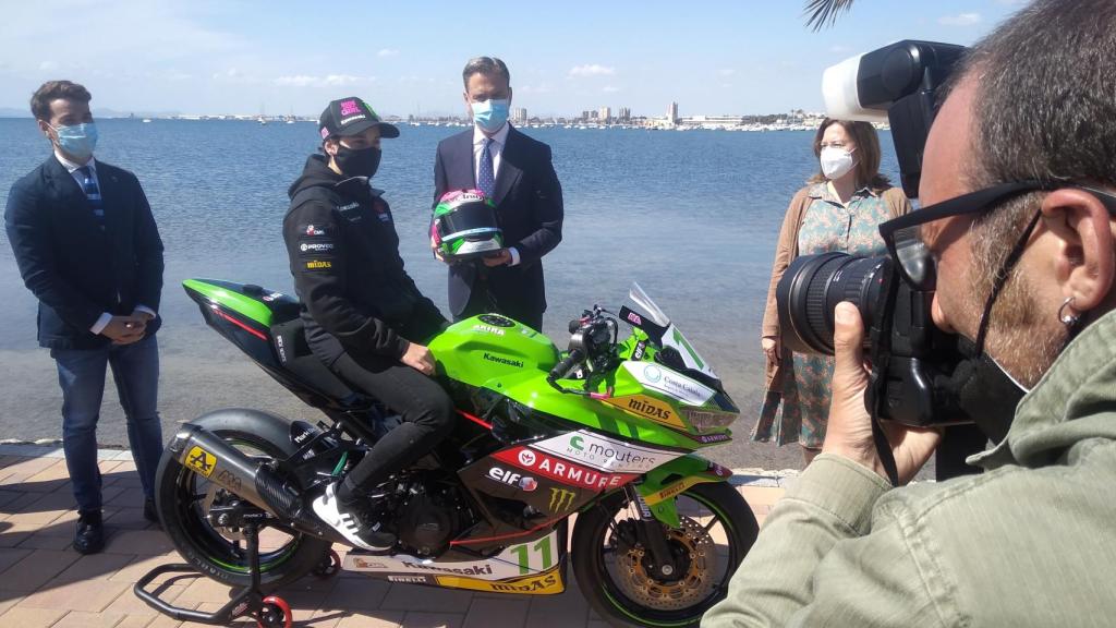 Ana Carrasco, campeona del mundo de la categoría Supersport 300, lucirá en su moto la marca turística Costa Cálida.