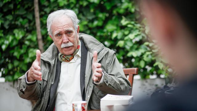 El escritor Antonio Pérez Henares conversa con EL ESPAÑOL en el jardín de su casa.