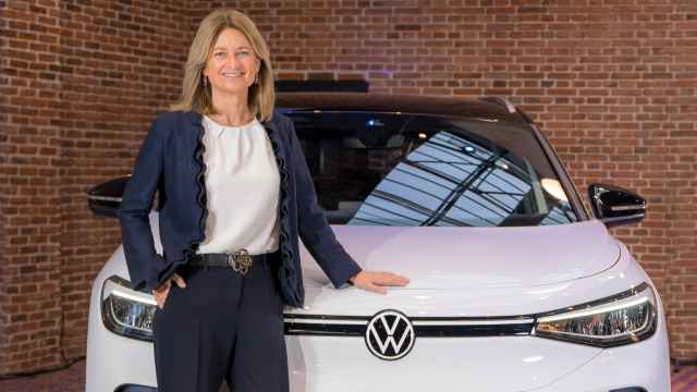 Laura Ros, directora de Volkswagen en España, junto con el eléctrico ID.4.