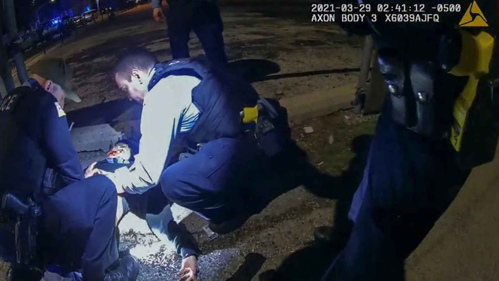 Captura de la acción policial contra Adam Toledo, de 13 años, en Chicago.