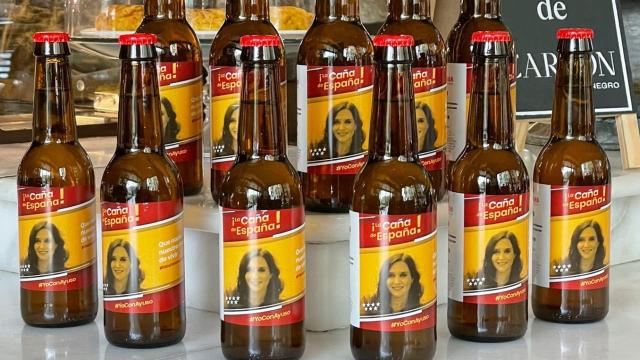 Las cervezas tienen la cara de Ayuso en la etiqueta.