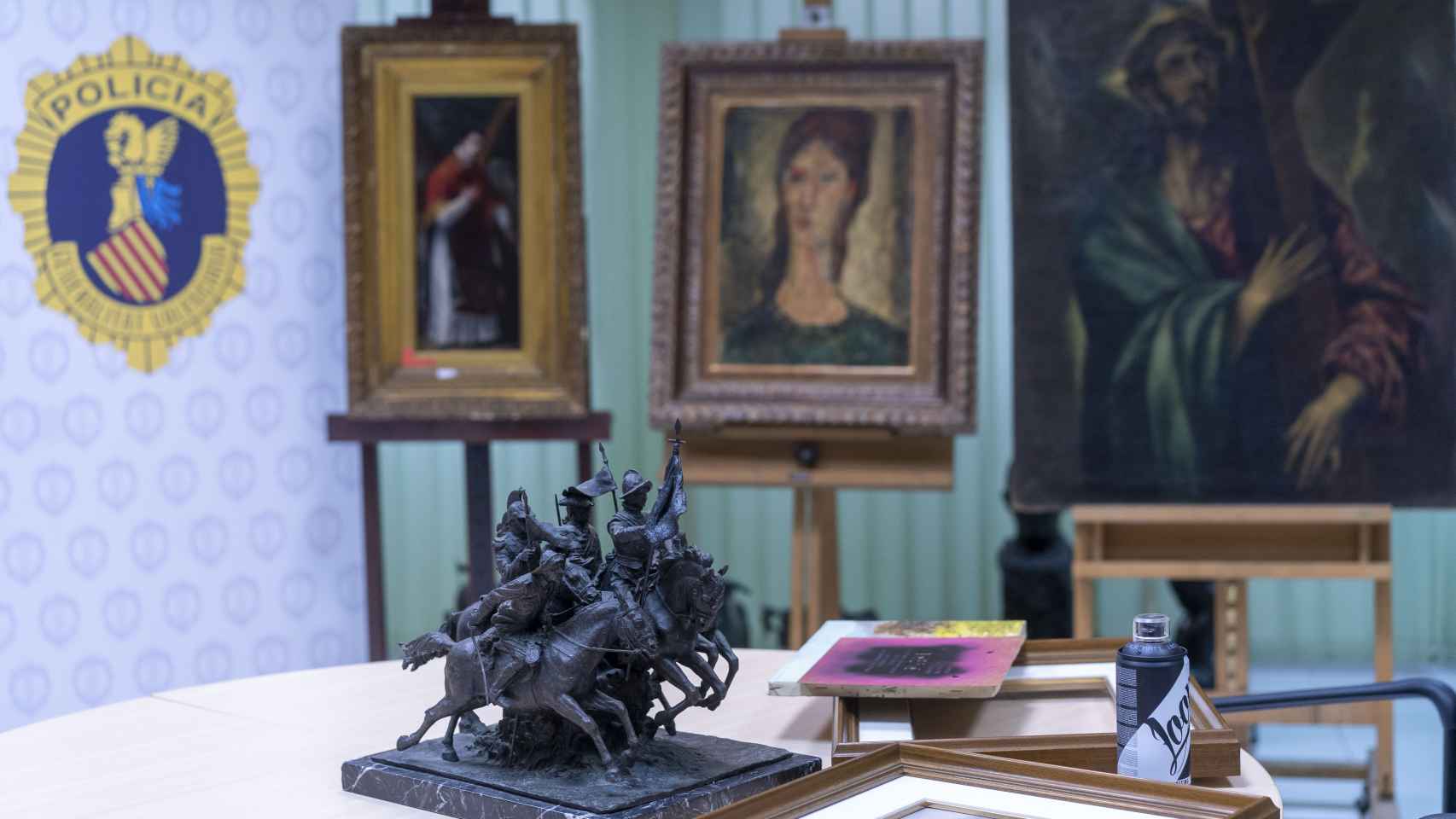 Un Goya, un Modigliani y un Greco falsos recién incautados. En la mesa, una escultura falsificada de Mariano Benlliure.