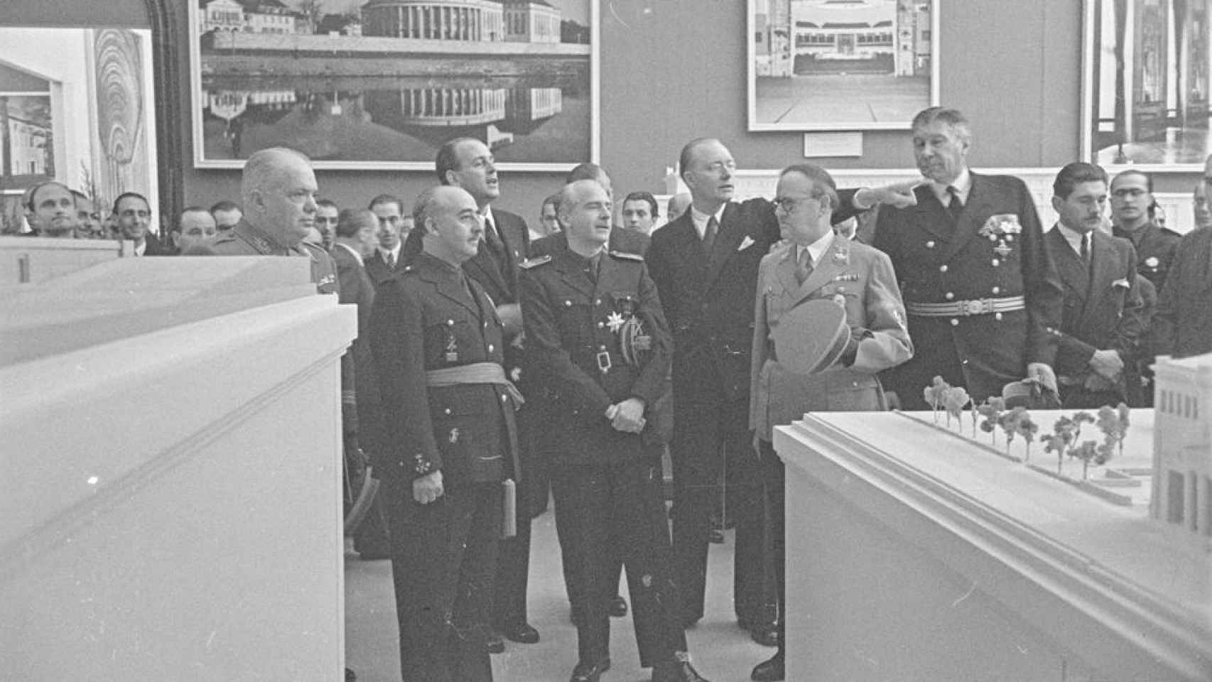 Franco visitando una exposición de arquitectura en el Retiro junto a Serrano Suñer y el embajador alemán Eberhard von Stohrer.