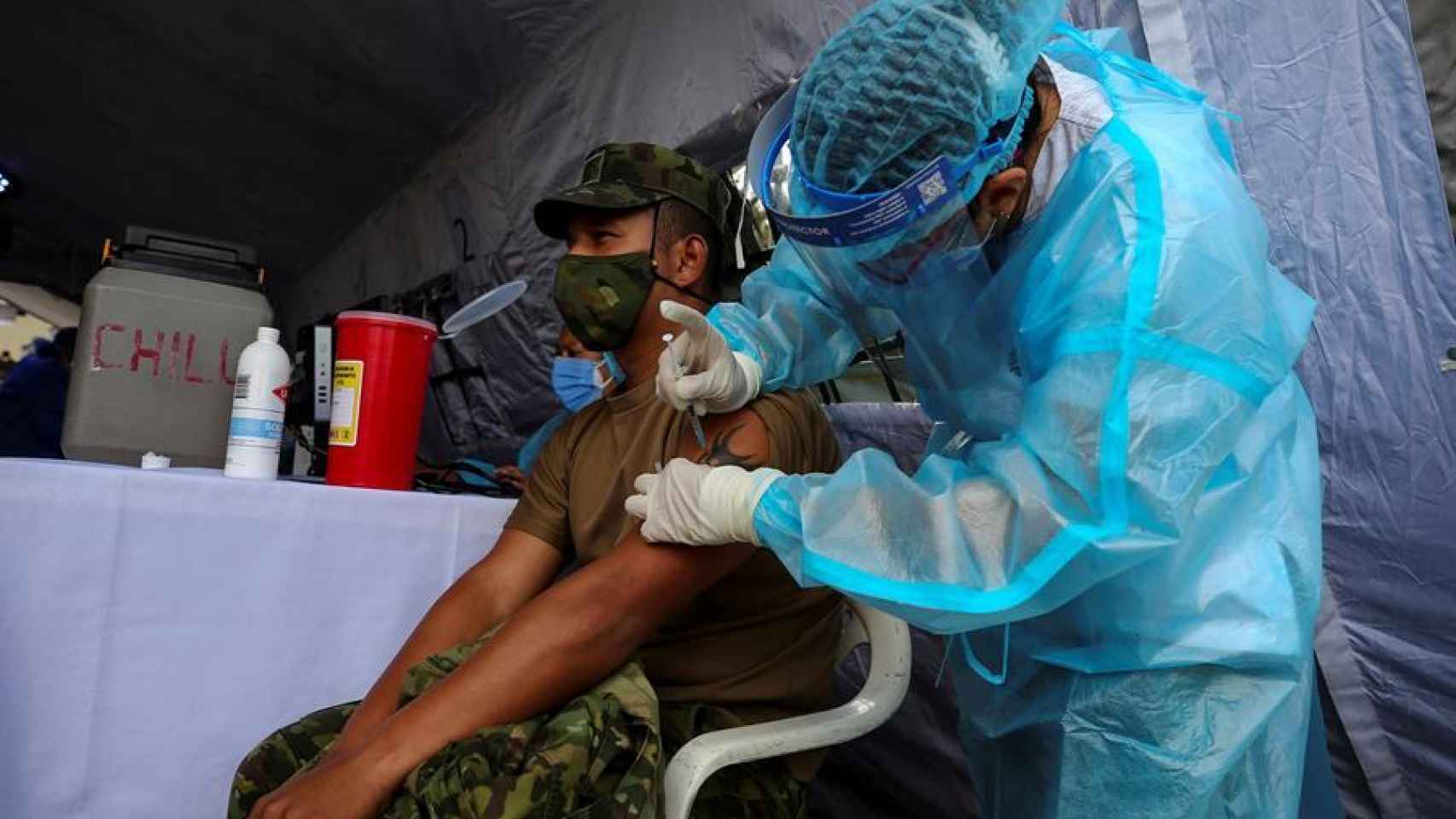 Un militar es vacunado en Quito (Ecuador), el pasado 15 de abril.