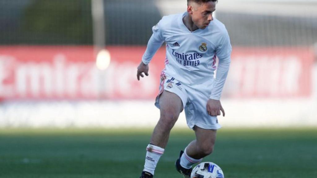 Arribas controla un balón durante un partido del Real Madrid Castilla