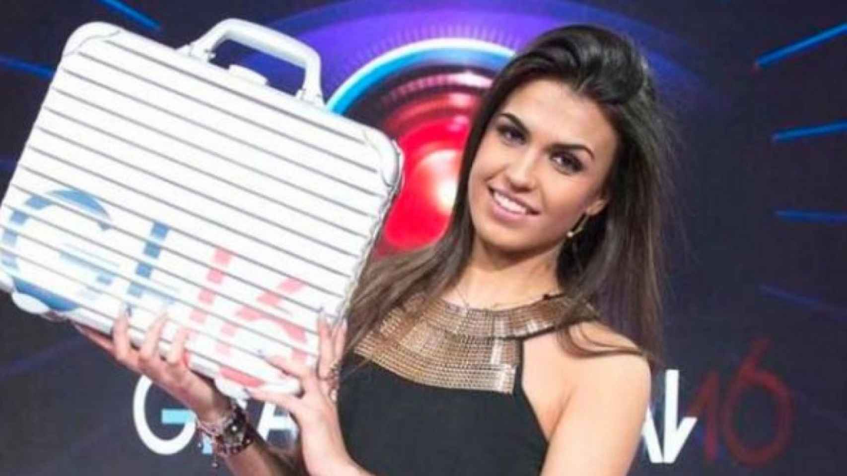 Sofía Suescun con el maletín de ganadora de 'GH 16'