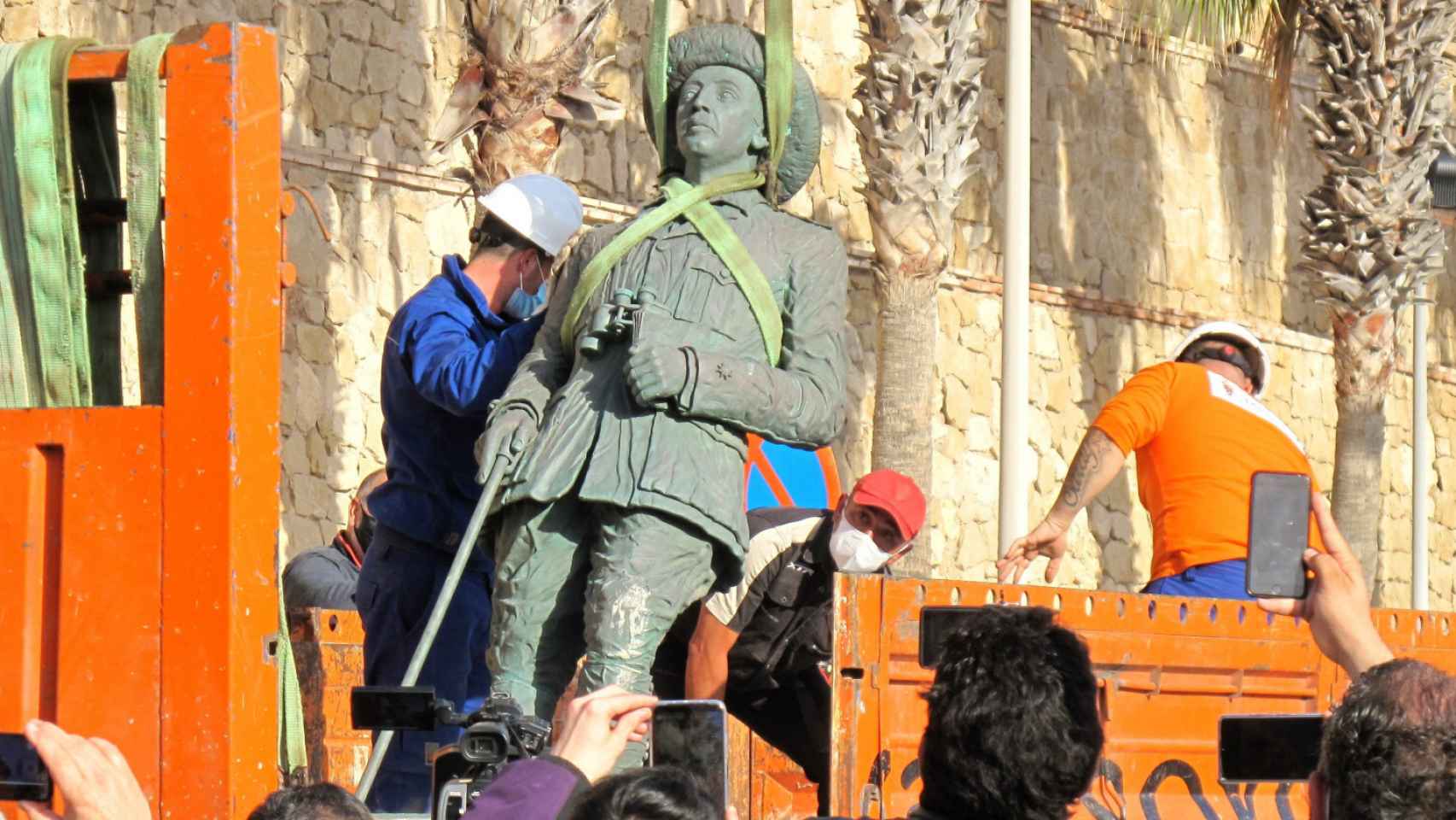 Imagen de la retirada de la estatua de Franco en Melilla el pasado 23 de febrero./