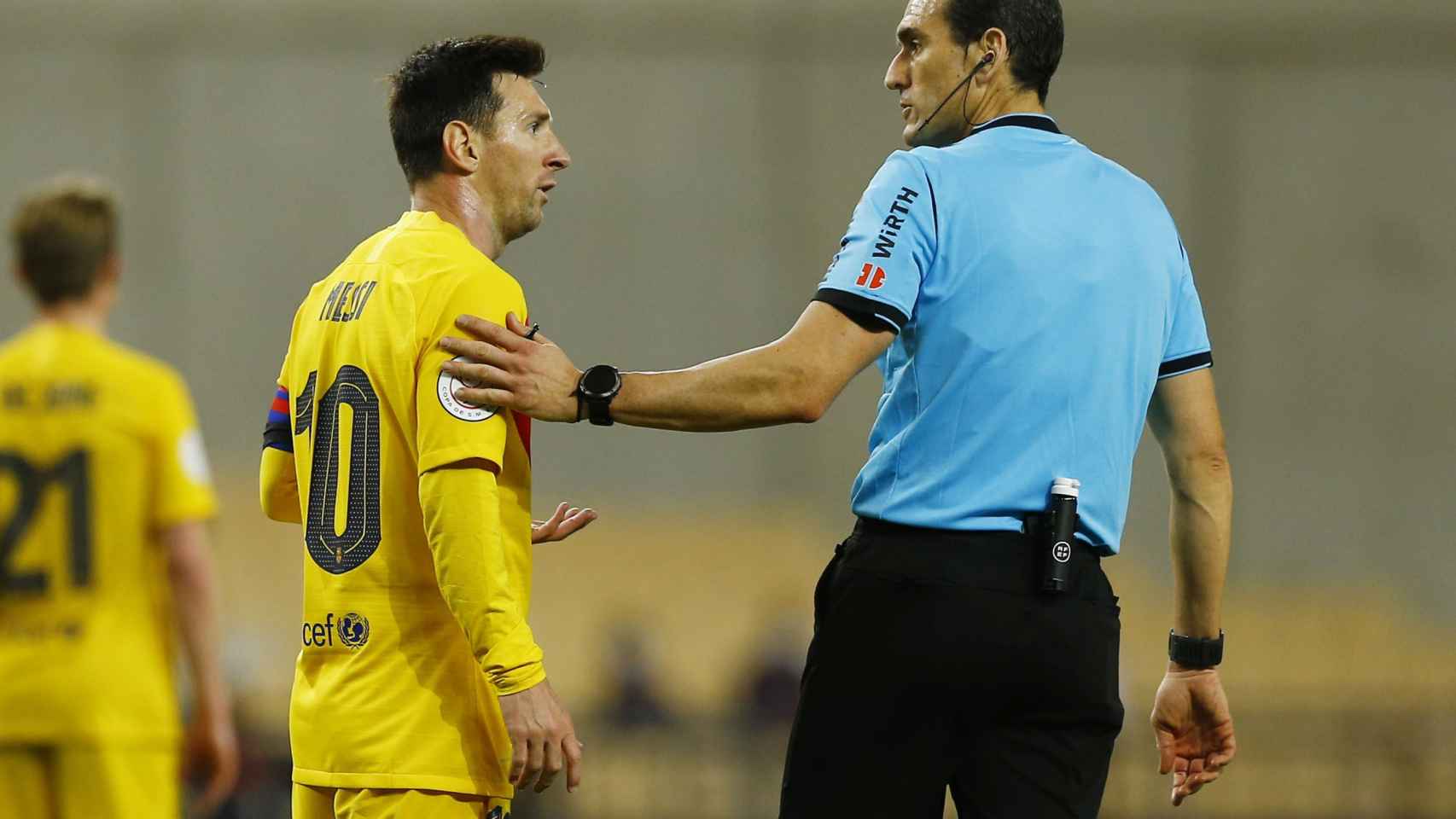 Messi hablando con el árbitro Martínez Munuera