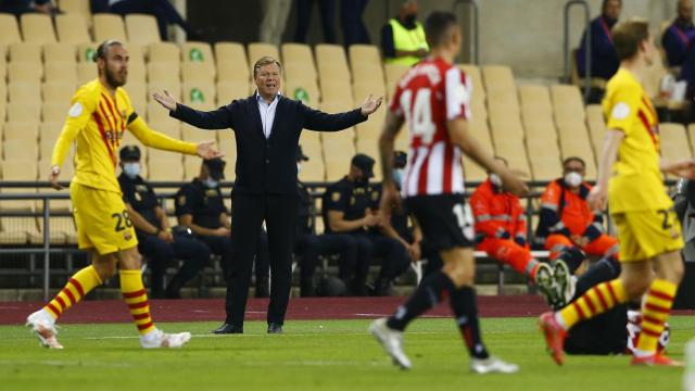 Koeman protesta en la banda de la final de Copa