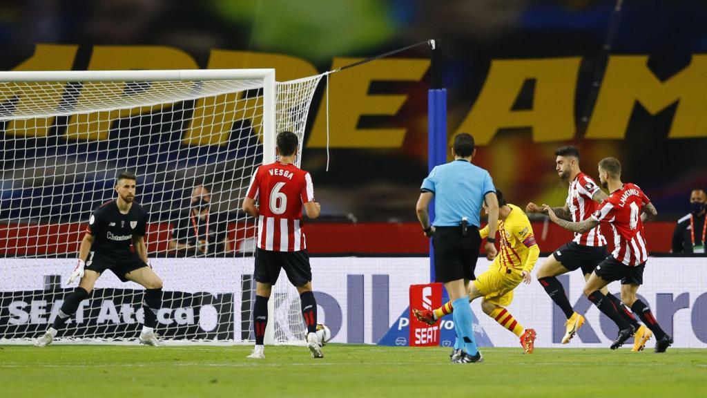 Messi lanzando ante el Athletic