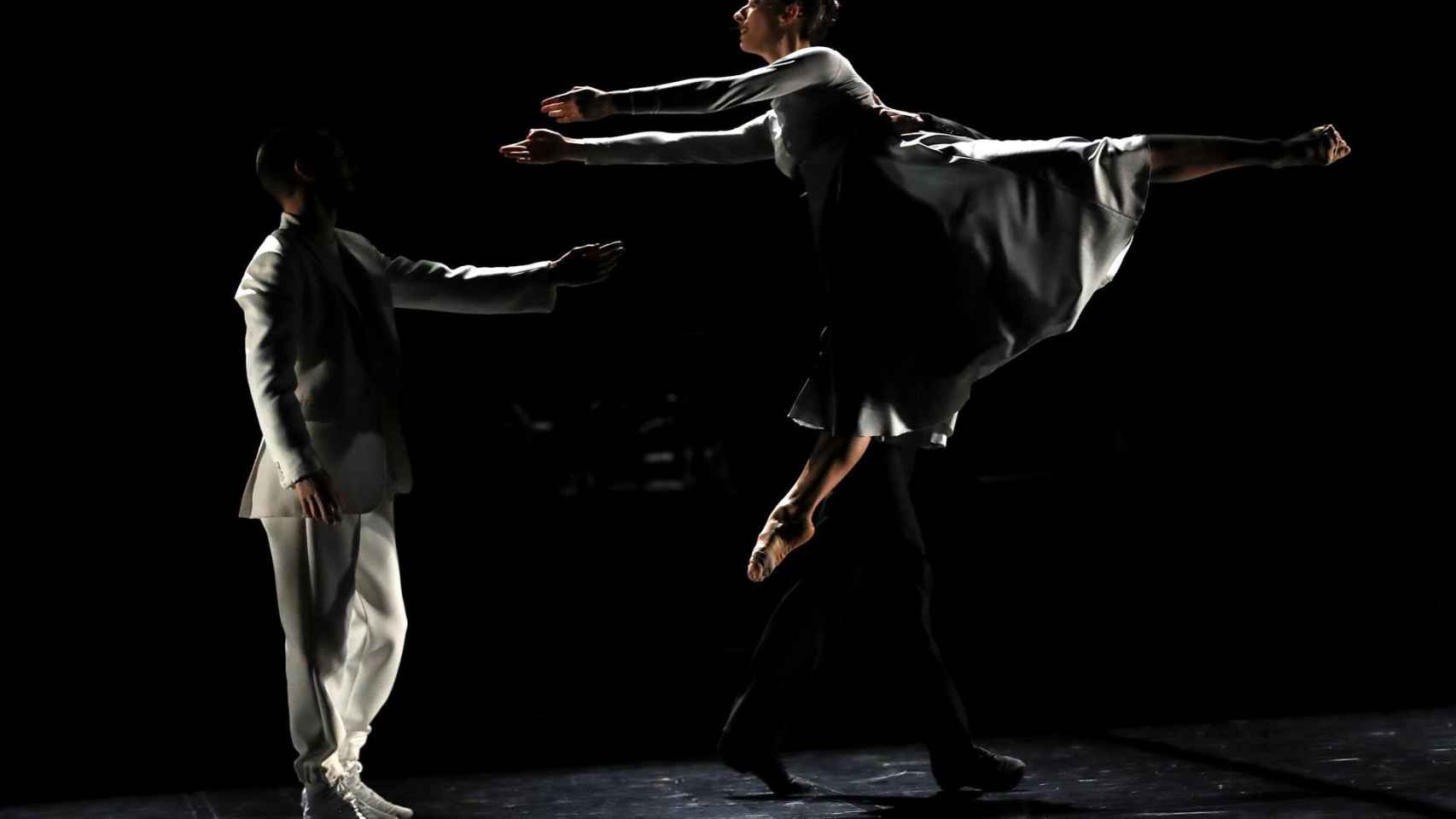 Un momento del pase gráfico de 'El lago de los cisnes' del Ballet Preljocaj.
